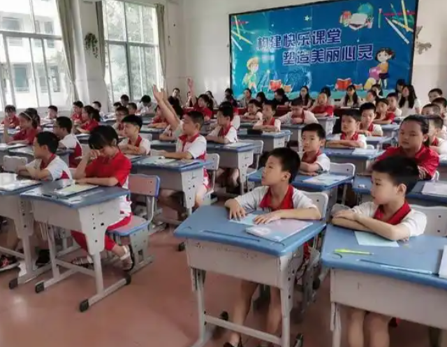 听巡课1000余节精准确诊讲堂教学短板实施差异化辅导战略