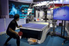 探秘进博会装备展：与最灵巧机械手玩包剪锤！