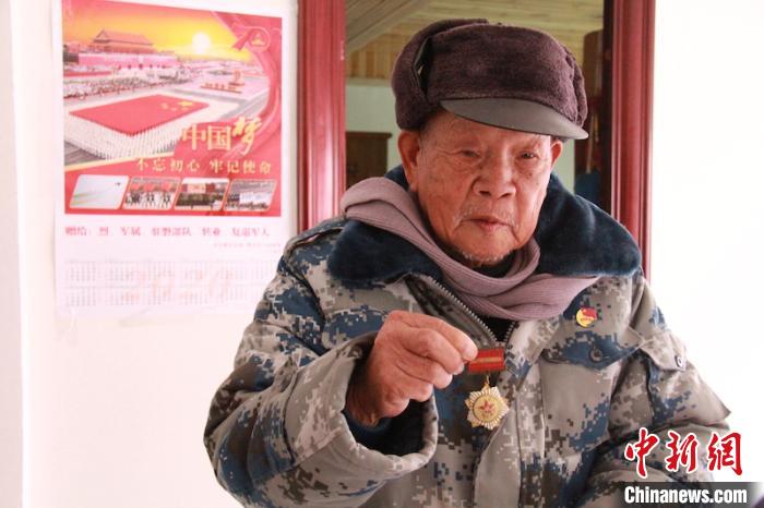  取空三张存折 89岁老兵为抗击疫情捐出万元现金